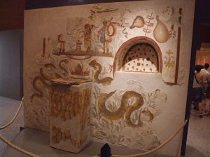 Aufwendiges Lararium aus Pompeji mit Altar und Nische für Figuren
